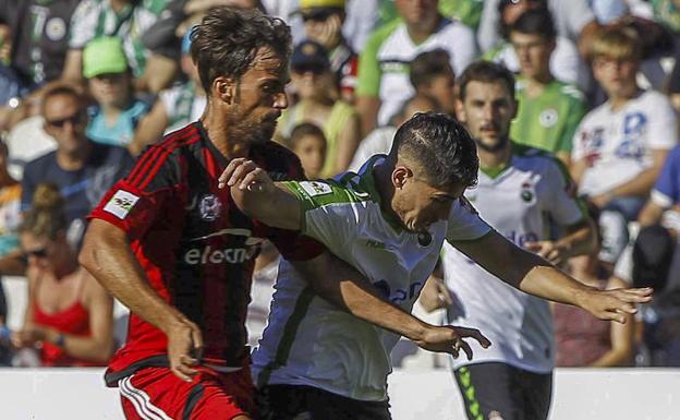 Matías Aquino pelea por el balón con un rival del Arenas en el estreno liguero del Racing