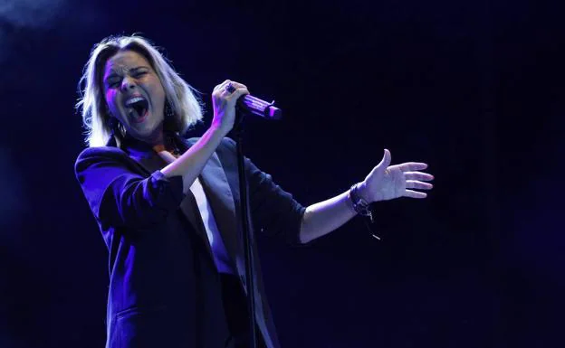 La cantante Chenoa al inicio de su concierto anoche en el Bulevar Demetrio Herrero. 