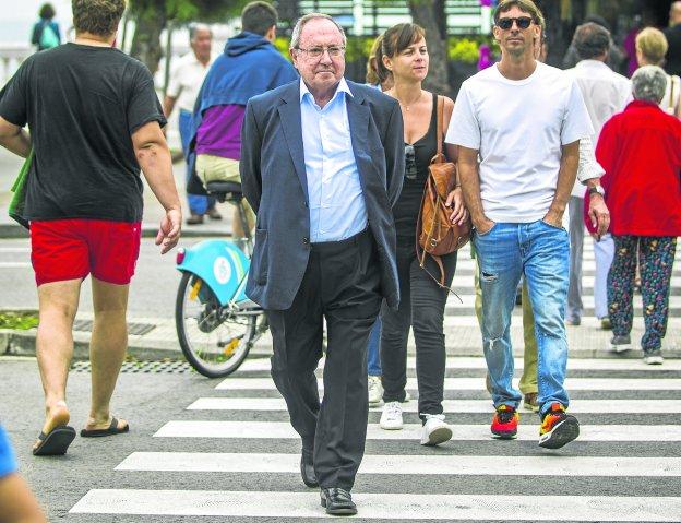 Lleva toda la vida pasando los veranos en Santander. Durante uno de ellos, hace 48 años, conoció a su mujer en El Sardinero.