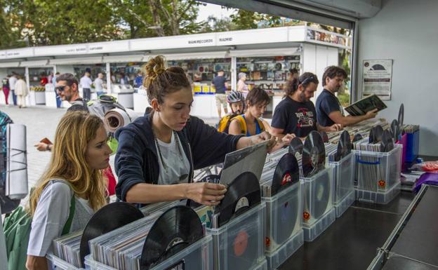 El vinilo reina en la feria santanderina. En los estands lo viejo se valora mucho más que lo nuevo, y lo marginal, lo anecdótico, cotiza mucho más al alza que lo exitoso.