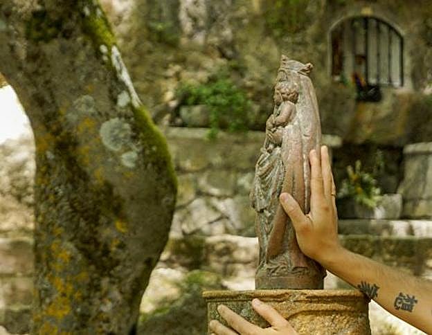  Algunos repiten la tradición de tocar la figura de la virgen del Pilar, situada sobre una columna en la cabecera del río.