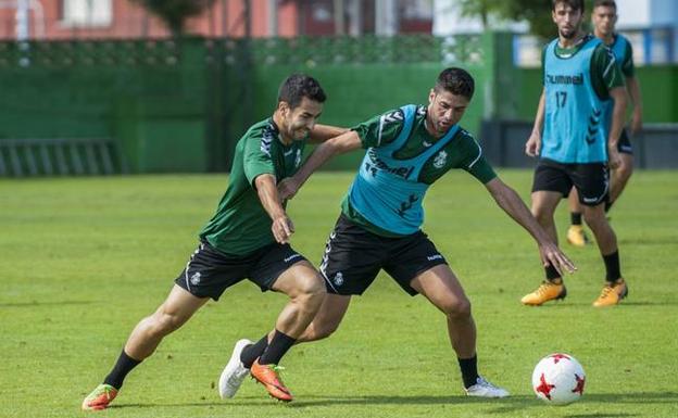 Juanjo Expósito protege un balón ante Miguel Gándara. 