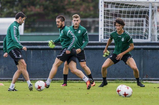 Héber, uno de los encargados de las jugadas a balón parado, en el medio, junto a Antonio Tomás, Camus y Juan Gutiérrez