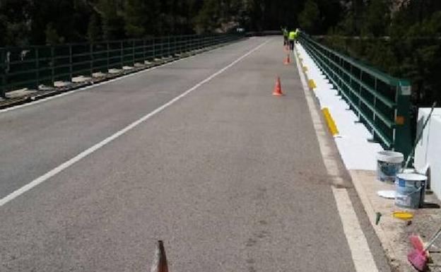 Vecinos pintando el puente de Santa Cruz de Moya. 