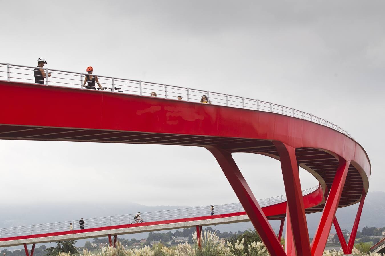 Este jueves se ha inaugurado la pasarela que permite unir el barrio de Nueva Montaña y el de Raos
