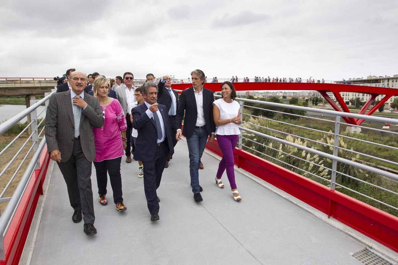 Este jueves se ha inaugurado la pasarela que permite unir el barrio de Nueva Montaña y el de Raos