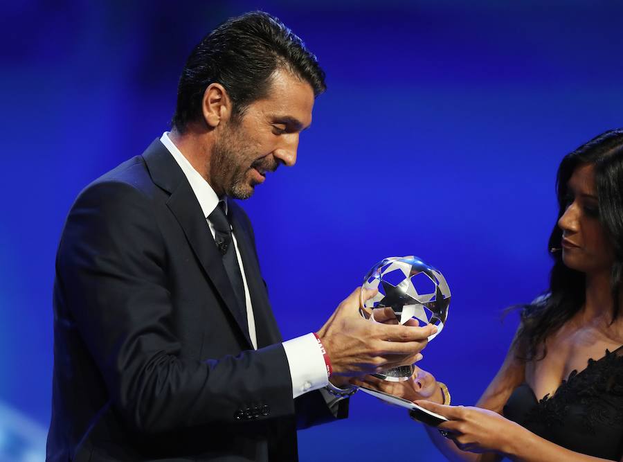 Gianluigi Buffon, recibiendo el premio al mejor portero de la pasada Champions