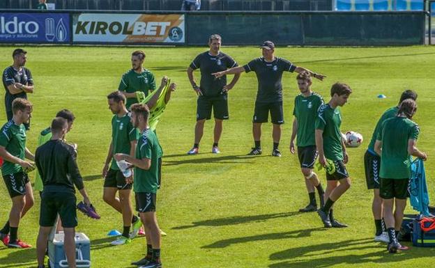 Ángel Viadero, junto a Javi Pinillos, da instrucciones a sus futbolistas durante el entrenamiento del jueves en las Instalaciones Nando Yosu.