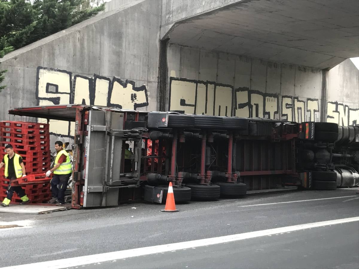 Camión volcado en la A-8