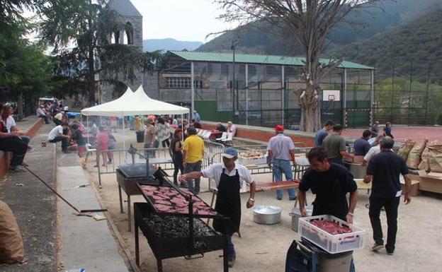 Preparando la carne del novillo en la bolera de la localidad de Ojedo / Pedro Álvarez