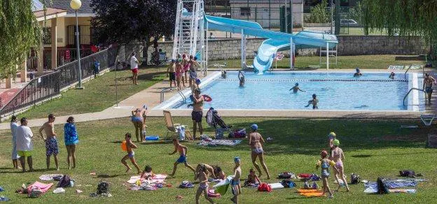 Las piscinas municipales reciben cientos de visitantes en los días calurosos