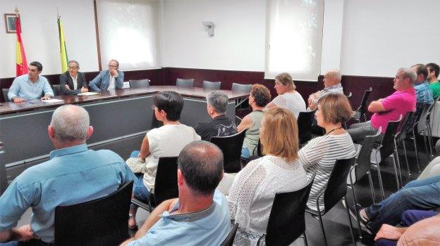 Imagen de la reunión con ganaderos y responsables del proyecto en el Ayuntamiento de Ribamontán al Monte. 