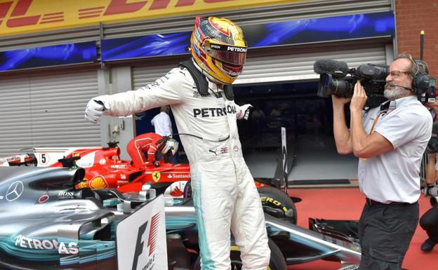 Lewis Hamilton celebra su victoria en el circuito belga. 