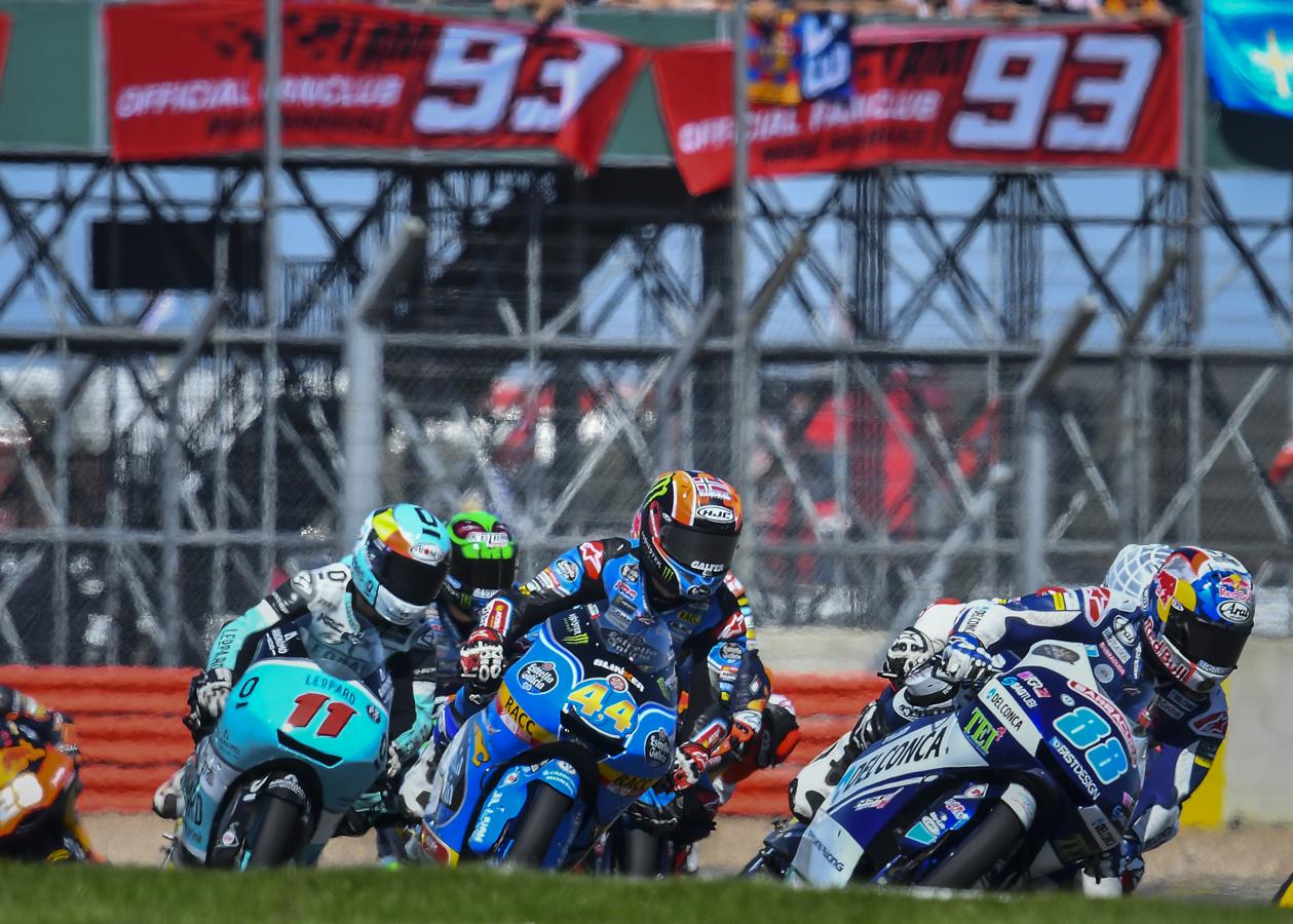 Las carreras en el circuito de Silverstone se saldaron con las victorias de Andrea Dovizioso (MotoGP), Arón Canet (Moto2) y Takaaki Nakagami (Moto3)