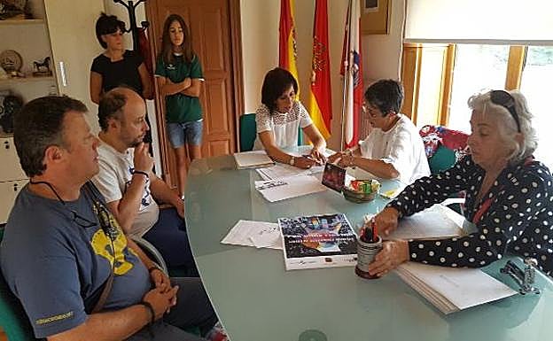 Representantes del Colectivo 8 de Marzo, Ayuntamiento, Guerras Cántabras y Rebujas Rock.