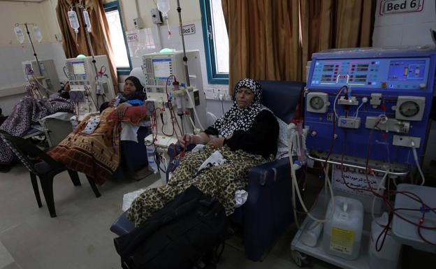 Mujeres palestinas se someten a tratamiento de diálisis en el hospital Al Shifa