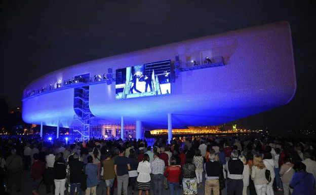 Anfiteatro exterior el día de la inauguración del Centro Botín.