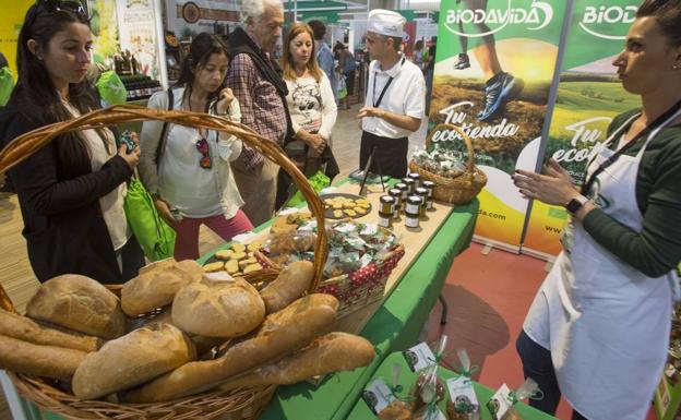 Imagen de una feria de productos ecológicos en Cantabria