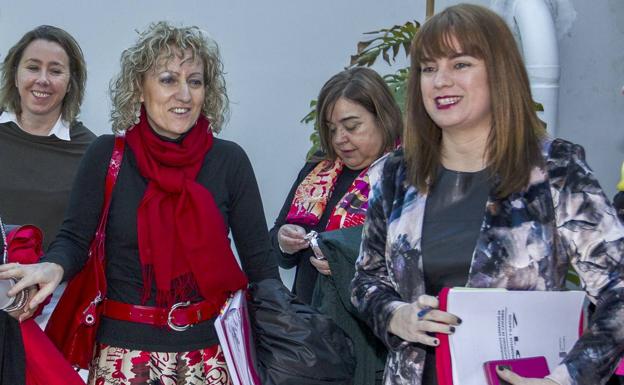 Silvia Abascal (derecha) deja de ser la portavoz del PSOE. En la imagen junto a Eva Díaz Tezanos, Alicia Renedo y Marta Domingo.