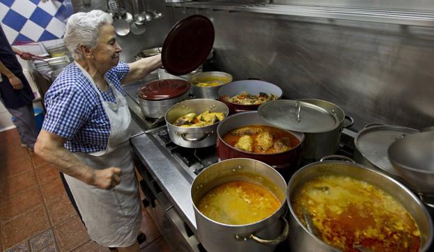 Carmen dirige desde hace medio siglo la cocina del restaurante, en la que reinan cazuelas y grandes perolos. 