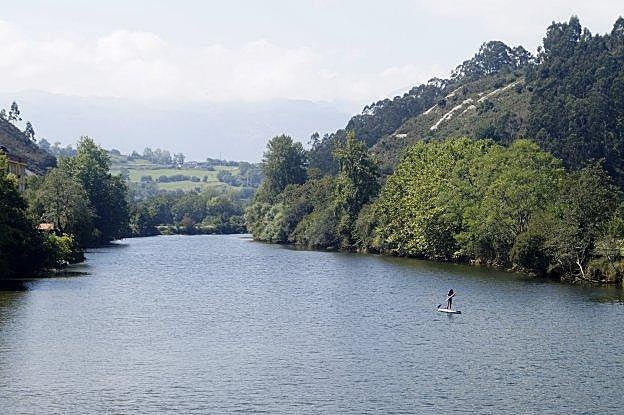 El río Deva discurre entre las dos localidades. 