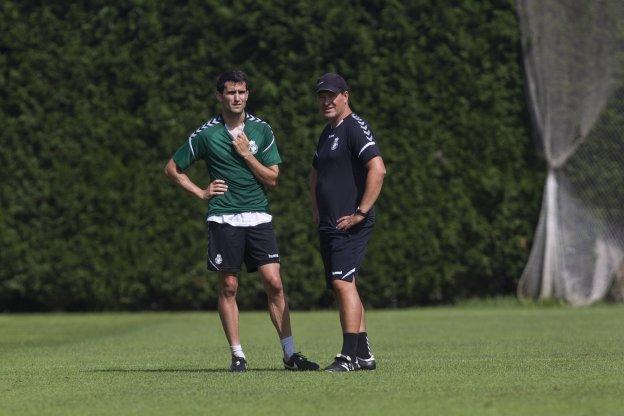 Antonio Tomás, uno de los recién llegados, charla con Ángel Viadero en un entrenamiento