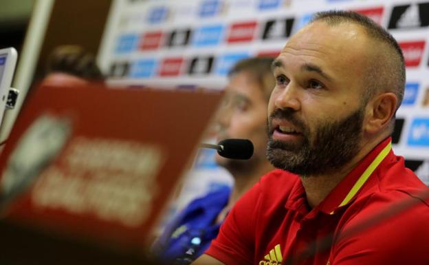 Andrés Iniesta, en rueda de prensa en Las Rozas. 