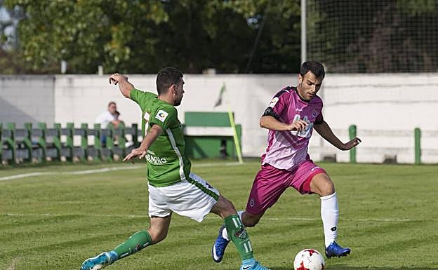 Emilio, de la Cultural, intenta robar el balón al gimnástico Hugo Vitienes.