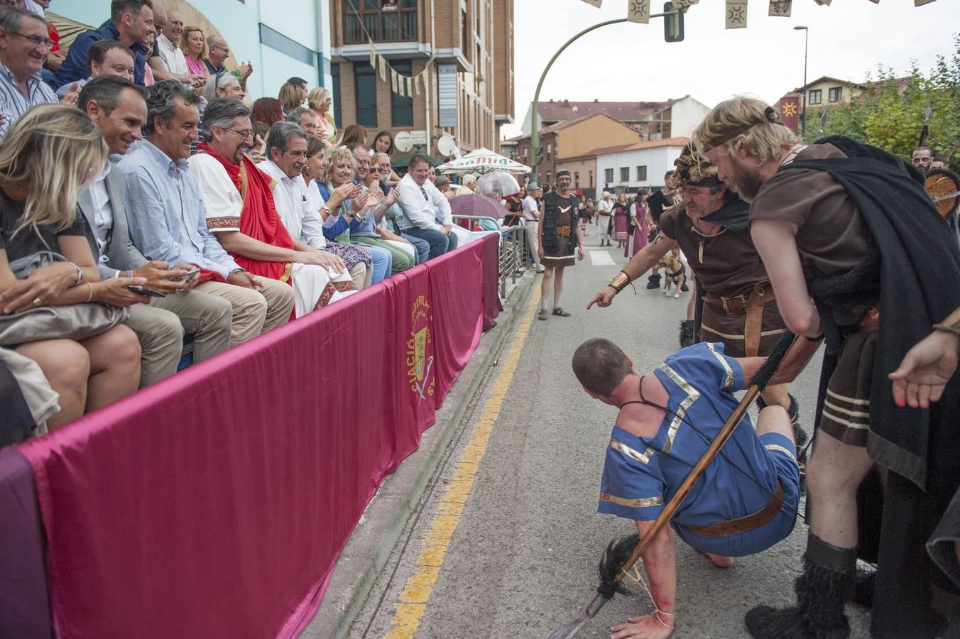 Las Guerras Cántabras, fiesta declarada de interés turístico nacional, han despedido hoy su décimo séptima edición con el desfile de las tropas romanas y las tribus cántabras, 