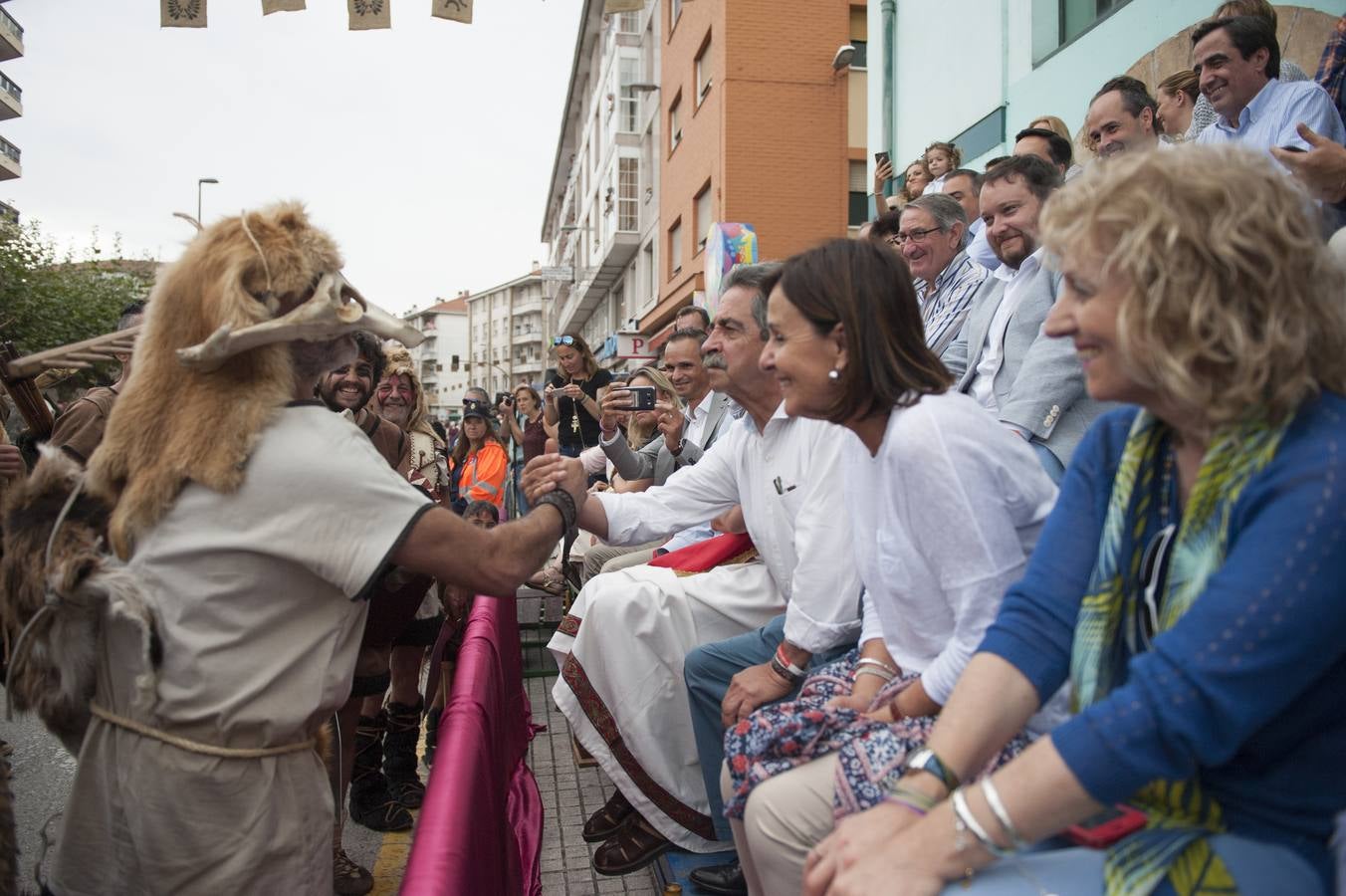 Las Guerras Cántabras, fiesta declarada de interés turístico nacional, han despedido hoy su décimo séptima edición con el desfile de las tropas romanas y las tribus cántabras, 