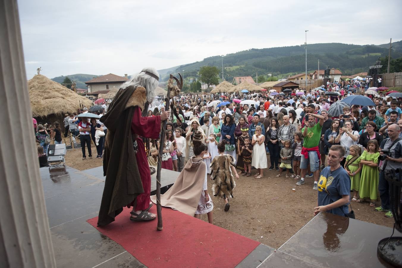 Las Guerras Cántabras, fiesta declarada de interés turístico nacional, han despedido hoy su décimo séptima edición con el desfile de las tropas romanas y las tribus cántabras, 