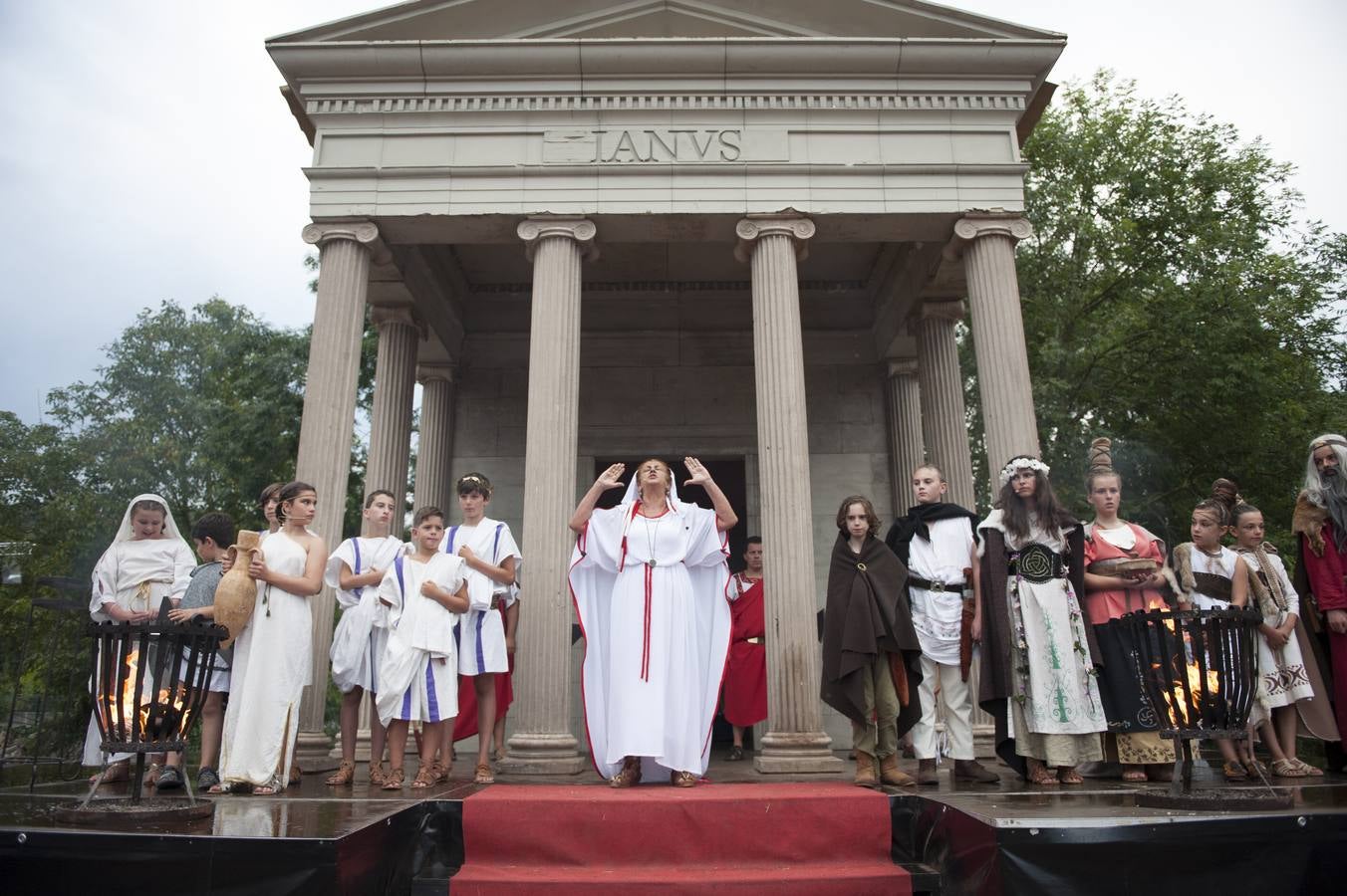 Las Guerras Cántabras, fiesta declarada de interés turístico nacional, han despedido hoy su décimo séptima edición con el desfile de las tropas romanas y las tribus cántabras, 