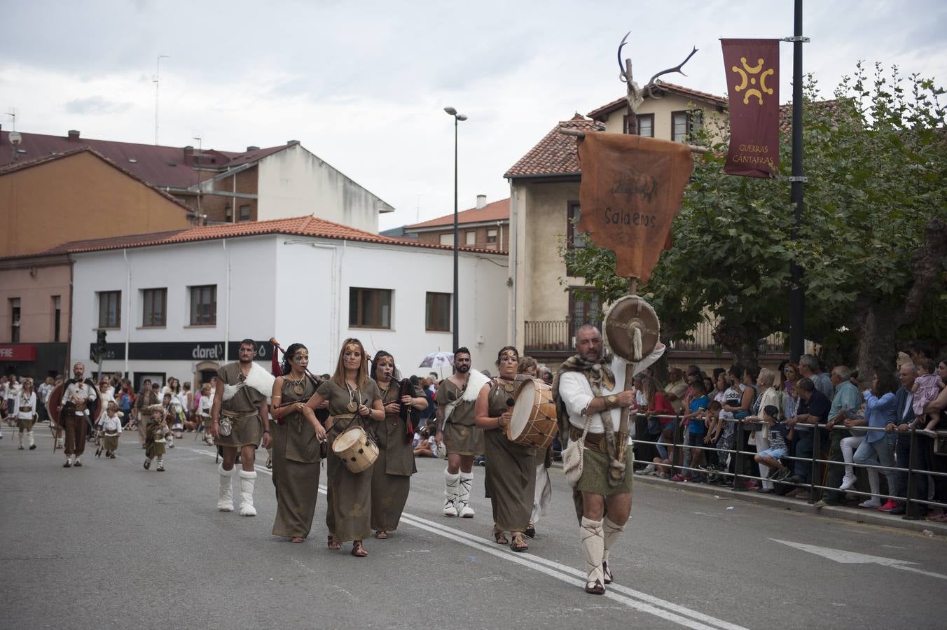 Las Guerras Cántabras, fiesta declarada de interés turístico nacional, han despedido hoy su décimo séptima edición con el desfile de las tropas romanas y las tribus cántabras, 