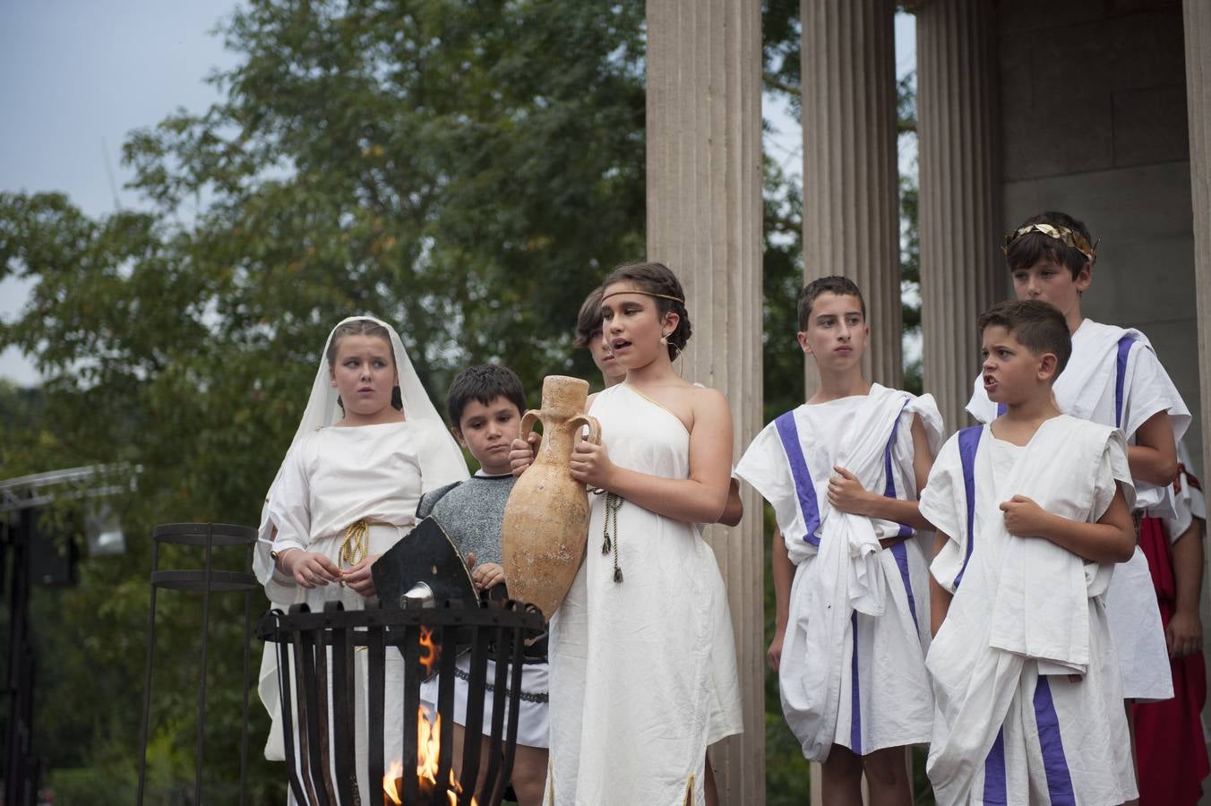 Las Guerras Cántabras, fiesta declarada de interés turístico nacional, han despedido hoy su décimo séptima edición con el desfile de las tropas romanas y las tribus cántabras, 