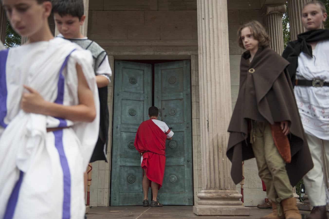 Las Guerras Cántabras, fiesta declarada de interés turístico nacional, han despedido hoy su décimo séptima edición con el desfile de las tropas romanas y las tribus cántabras, 