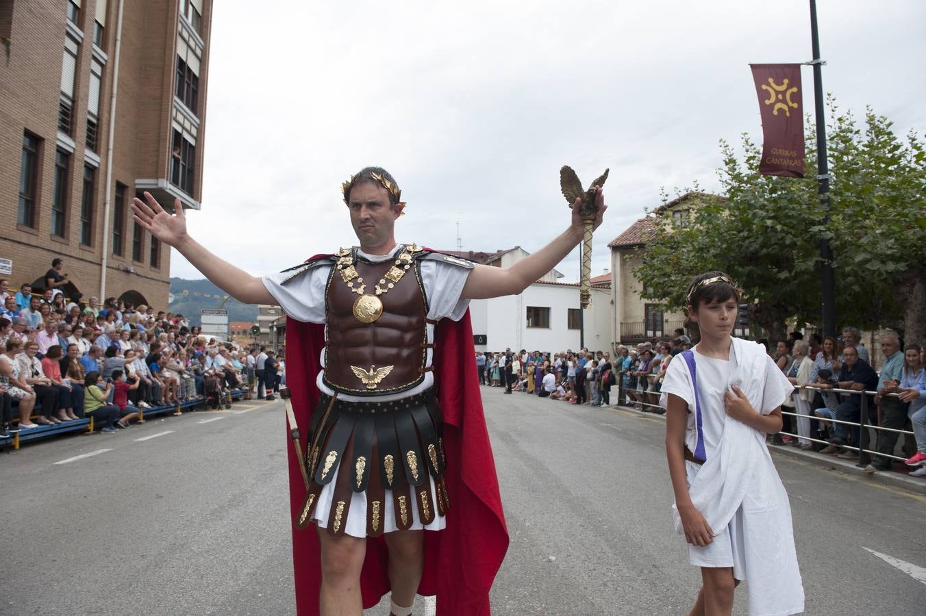 Las Guerras Cántabras, fiesta declarada de interés turístico nacional, han despedido hoy su décimo séptima edición con el desfile de las tropas romanas y las tribus cántabras, 