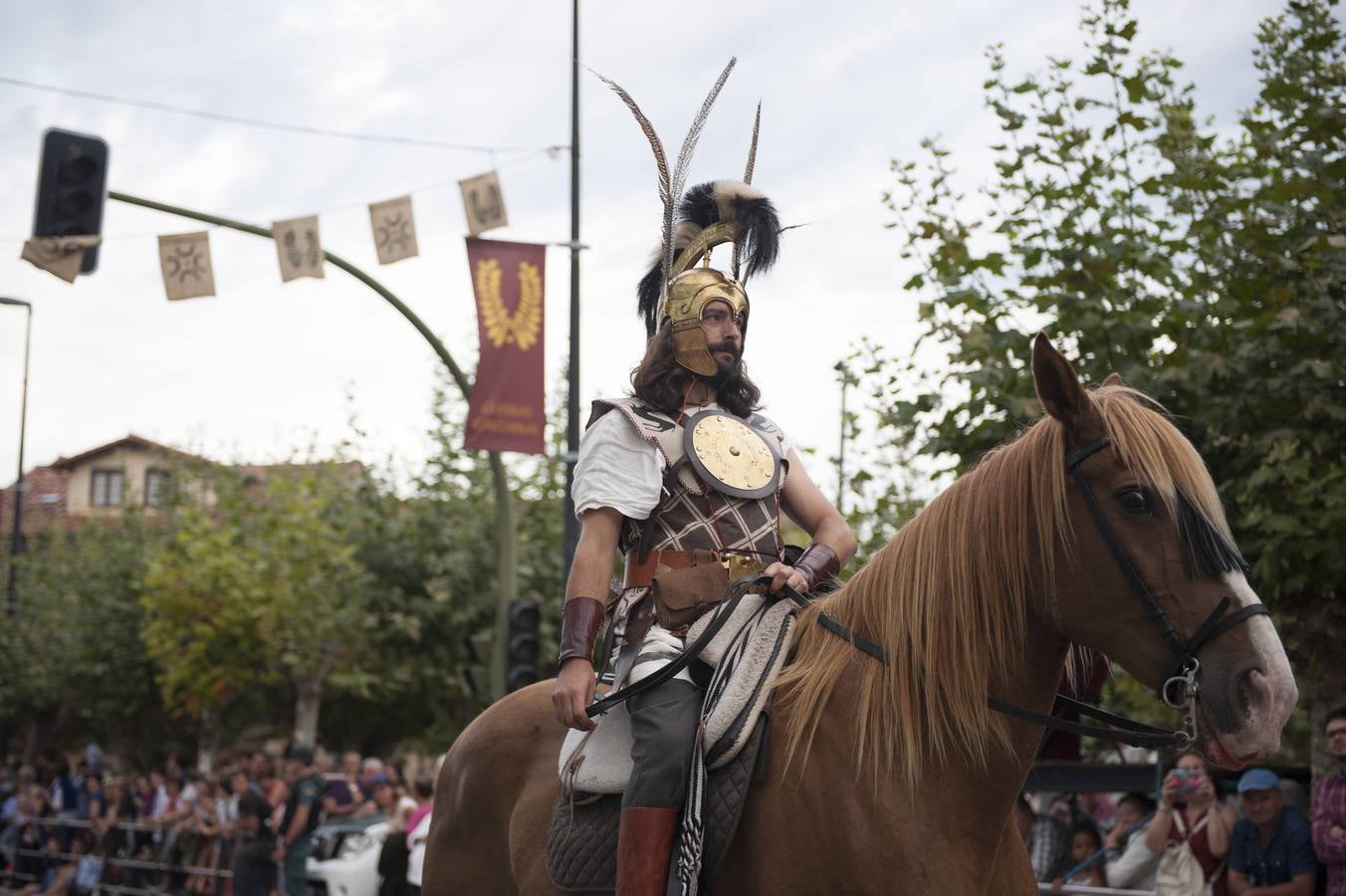 Las Guerras Cántabras, fiesta declarada de interés turístico nacional, han despedido hoy su décimo séptima edición con el desfile de las tropas romanas y las tribus cántabras, 