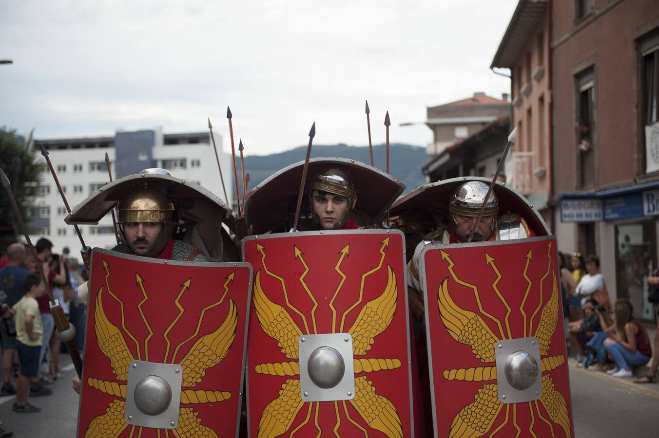 Las Guerras Cántabras, fiesta declarada de interés turístico nacional, han despedido hoy su décimo séptima edición con el desfile de las tropas romanas y las tribus cántabras, 