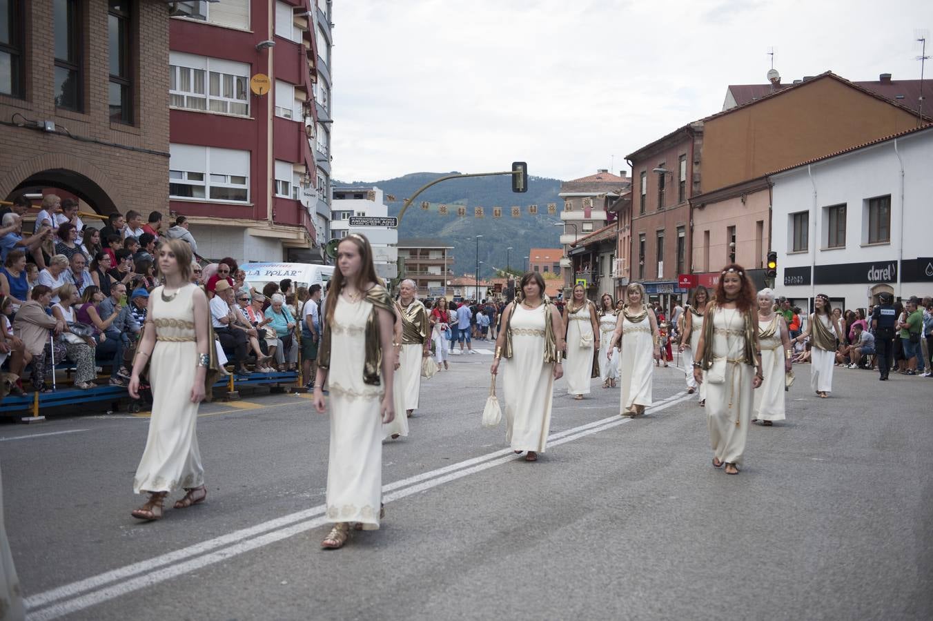 Las Guerras Cántabras, fiesta declarada de interés turístico nacional, han despedido hoy su décimo séptima edición con el desfile de las tropas romanas y las tribus cántabras, 