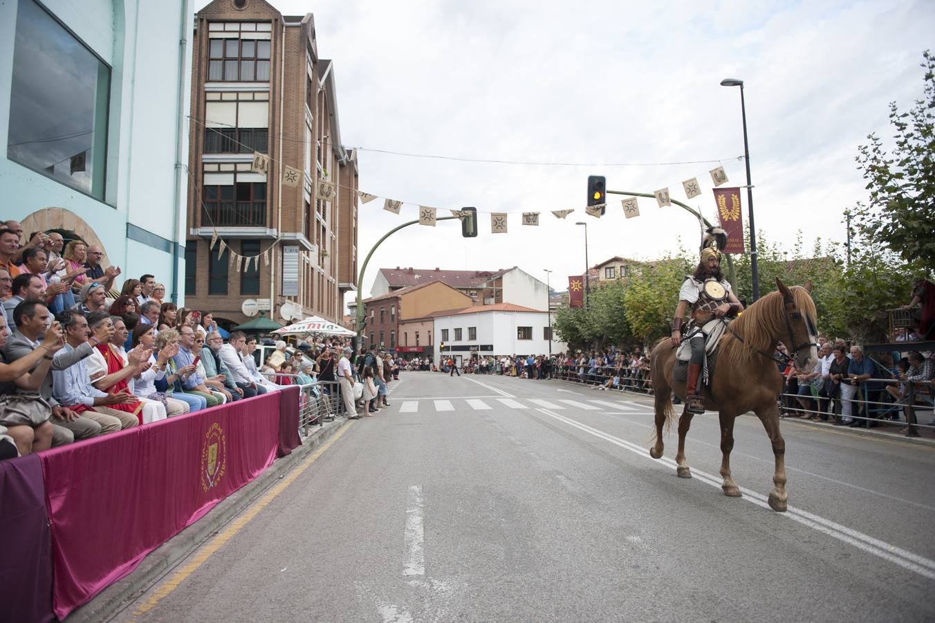 Las Guerras Cántabras, fiesta declarada de interés turístico nacional, han despedido hoy su décimo séptima edición con el desfile de las tropas romanas y las tribus cántabras, 