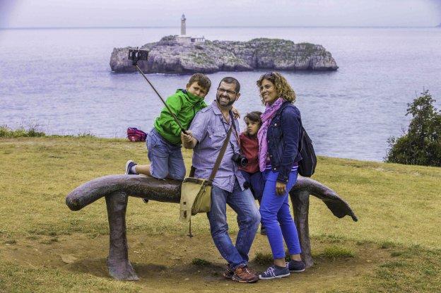 Un grupo de turistas se hace un selfie ante la isla de Mouro