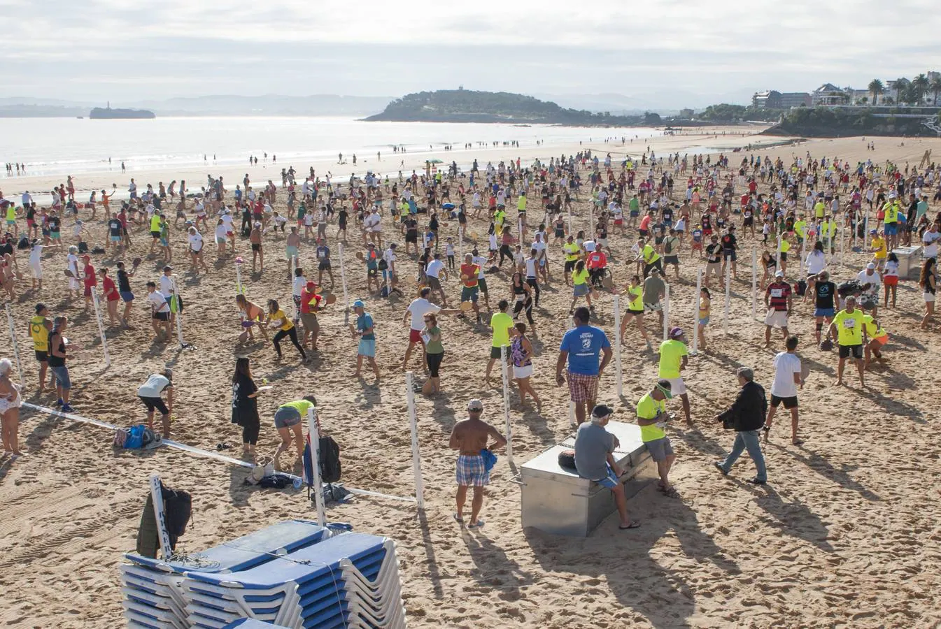 La segunda playa del Sardinero acoge el Campeonato Mundial Palas Santander 2017, en el que además de competir se trata de batir los récords mundiales de reunir a 2.000 personas jugando simultáneamente durante 80 horas seguidas.