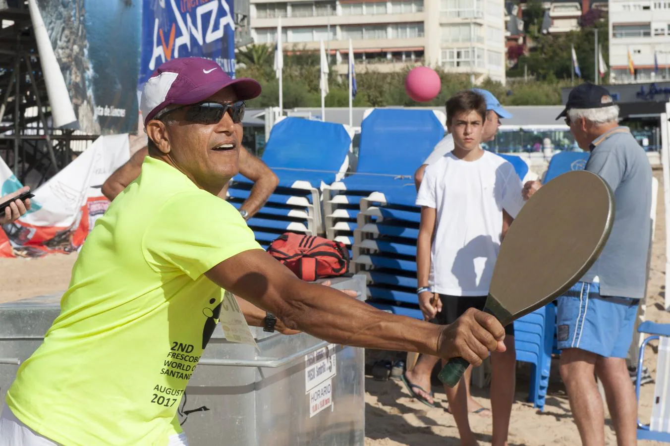 La segunda playa del Sardinero acoge el Campeonato Mundial Palas Santander 2017, en el que además de competir se trata de batir los récords mundiales de reunir a 2.000 personas jugando simultáneamente durante 80 horas seguidas.