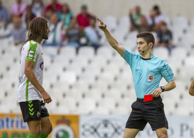 Palencia Caballero ordena a Gonzalo que se vaya tras mostrarle una cartulina amarilla. 