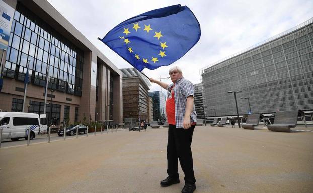 El ministro de Asuntos Exteriores, Boris Johnson, ondea una bandera europea. 