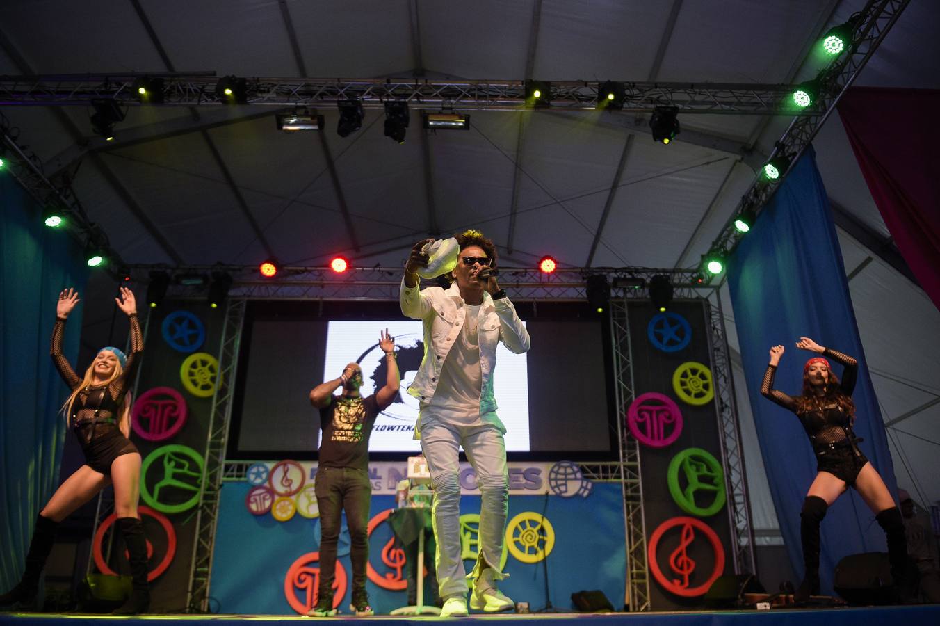 El Festival de las Naciones acoge un ciclo en el que las Escuelas de Baile de Santander y Cantabria ofrecen sus coreografías en diferentes espectáculos sobre los que trabajan a lo largo del año con vistas a su presentación en este evento. La calidad y variedad de las propuestas es muy notable, y en los espectáculos participan bailarines y bailarinas de todas las edades, desde los tres años en adelante, abarcando estilos como el hip hop, los bailes de salón, las danzas urbanas, el dance contemporáneo, o la danza clásica, entre otros muchos. Este año hemos contado con 13 escuelas de baile, muchas de ellas con actuación doble y en días alternos, con aproximadamente 200 artistas, contando todas las escuelas y a lo largo del Festival. Además, las trece asociaciones de Inmigrantes y Residentes en Cantabria preparan sus actuaciones especiales para el Festival, donde ofrecen bailes, canciones y propuestas culturales de sus respectivas nacionalidades