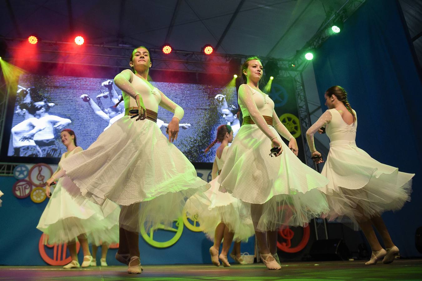 El Festival de las Naciones acoge un ciclo en el que las Escuelas de Baile de Santander y Cantabria ofrecen sus coreografías en diferentes espectáculos sobre los que trabajan a lo largo del año con vistas a su presentación en este evento. La calidad y variedad de las propuestas es muy notable, y en los espectáculos participan bailarines y bailarinas de todas las edades, desde los tres años en adelante, abarcando estilos como el hip hop, los bailes de salón, las danzas urbanas, el dance contemporáneo, o la danza clásica, entre otros muchos. Este año hemos contado con 13 escuelas de baile, muchas de ellas con actuación doble y en días alternos, con aproximadamente 200 artistas, contando todas las escuelas y a lo largo del Festival. Además, las trece asociaciones de Inmigrantes y Residentes en Cantabria preparan sus actuaciones especiales para el Festival, donde ofrecen bailes, canciones y propuestas culturales de sus respectivas nacionalidades