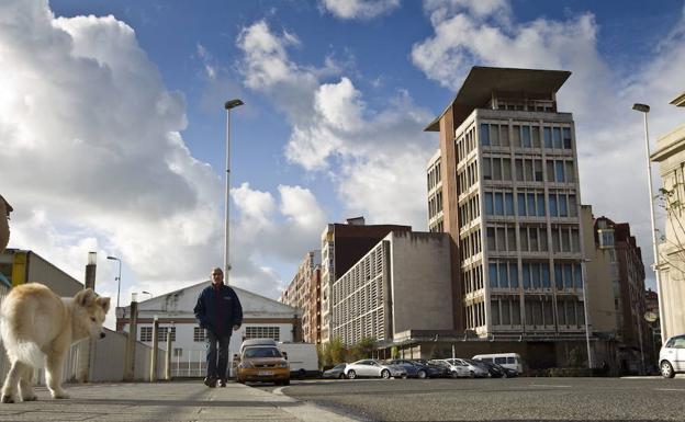 Vista del edificio de Tabacalera de la calle Antonio López de Santander