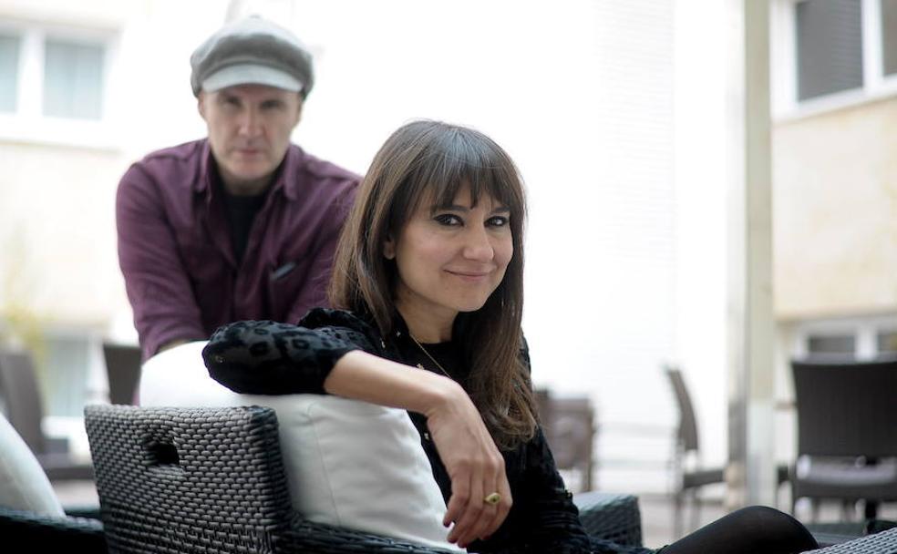 Juan Aguirre y Eva Amaral, durante una visita a Bilbao.