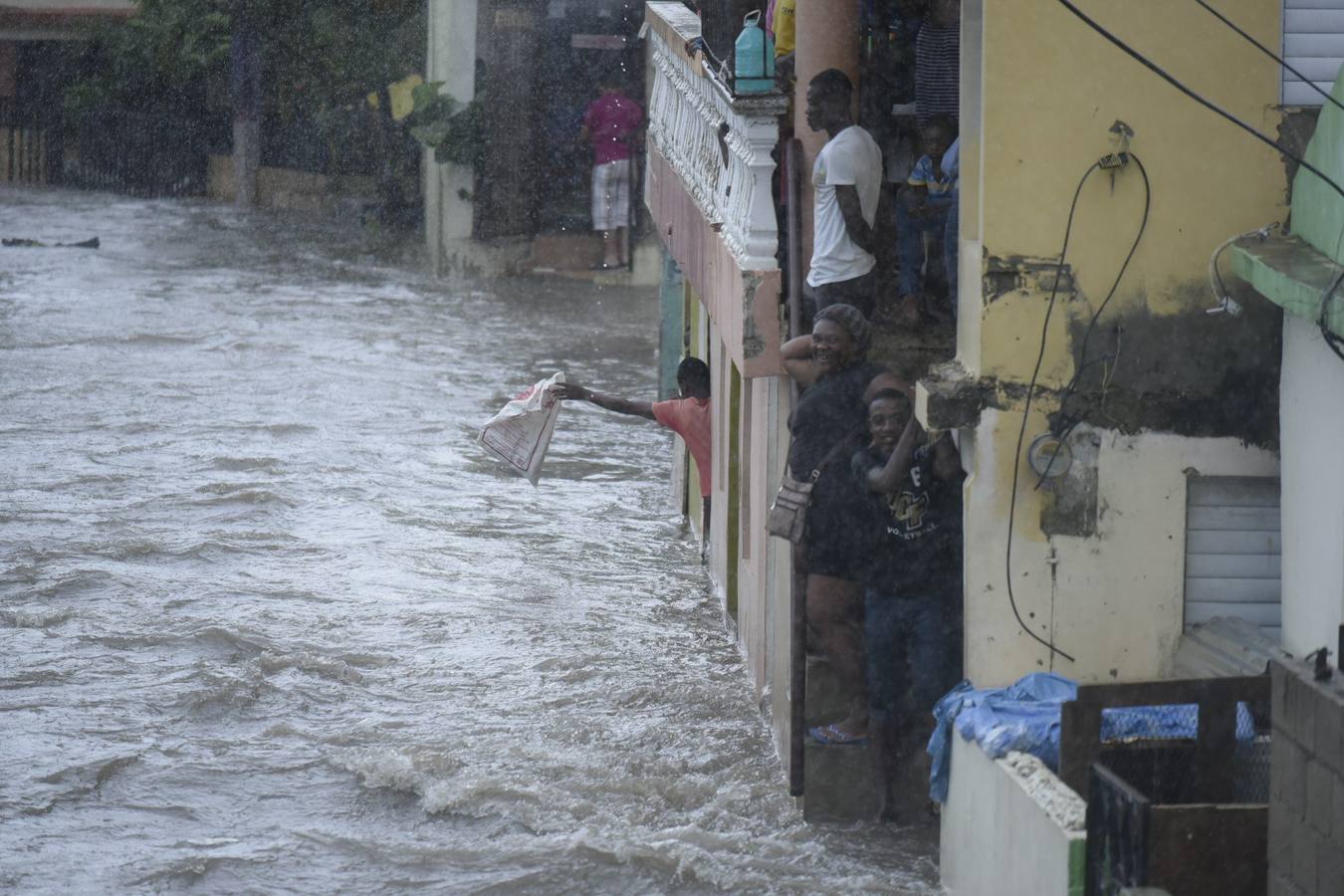 Con ráfagas de viento de hasta 295 km/h, este huracán de categoría 5, la más alta, ha avanzado este jueves por la República Dominicana, Haití, Cuba y Florida, y ha dejado al menos seis muertos y una estela de destrucción en su recorrido por el Caribe.